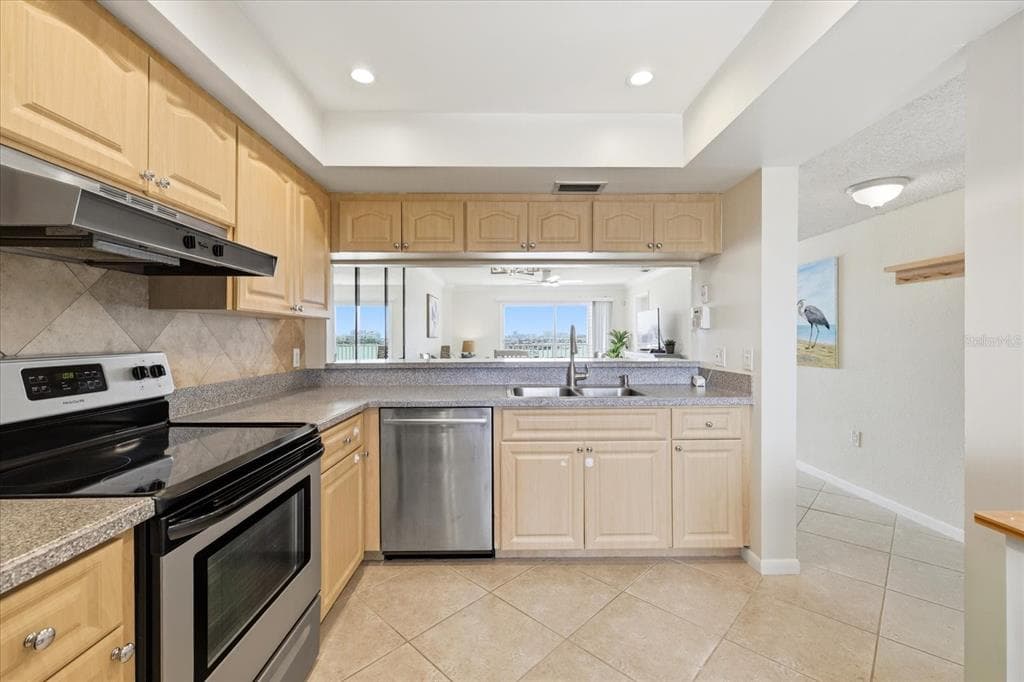 610 ISLAND WAY 607 photo 9