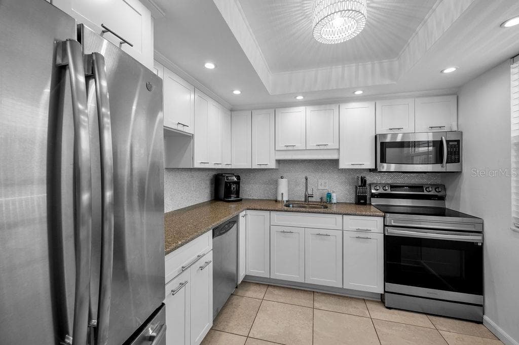 600 SUTTON PLACE B302 photo 17
