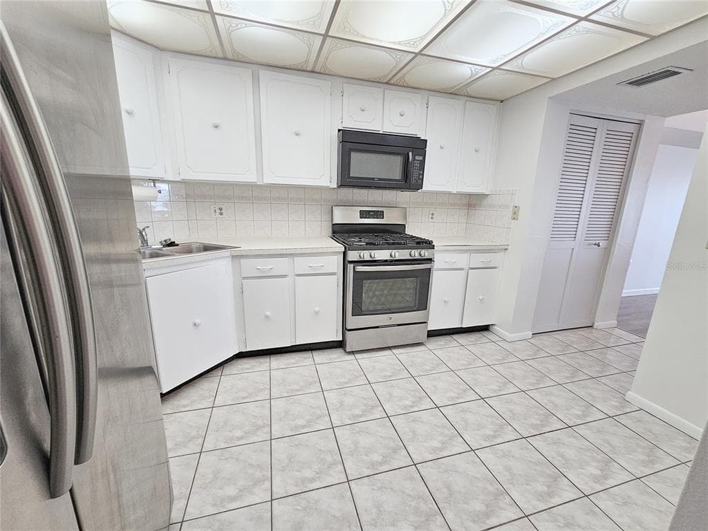 5980 SHORE BOULEVARD S 405 photo 3