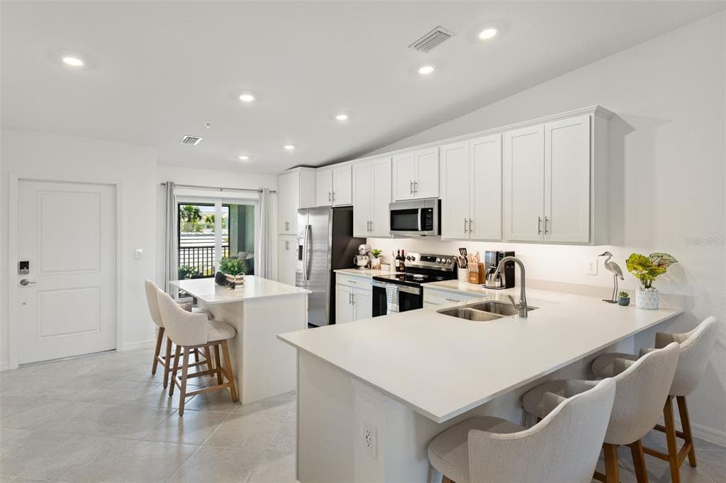 14241 HERITAGE LANDING BOULEVARD 1827 photo 3