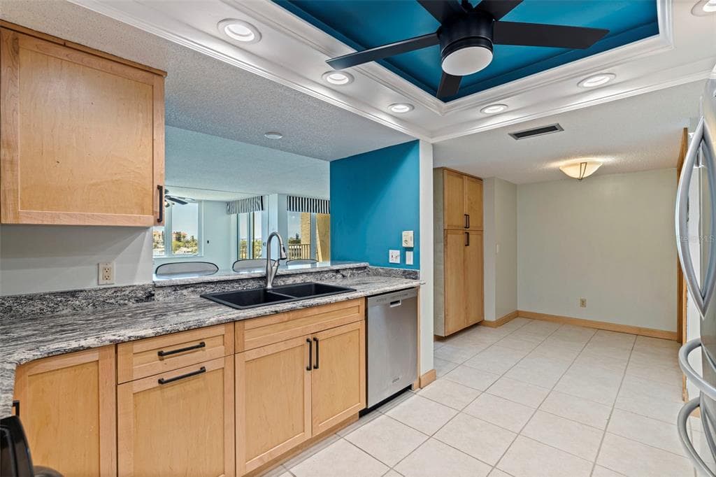 736 ISLAND WAY 504 photo 13