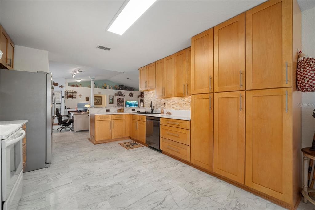 1472 IVYDALE ROAD photo 13