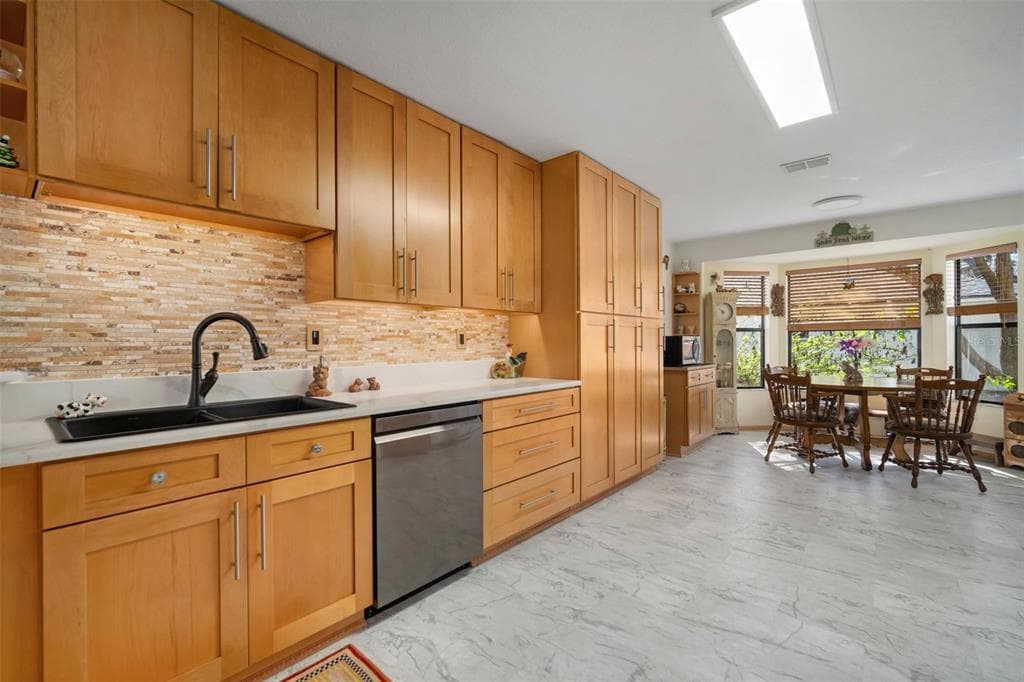 1472 IVYDALE ROAD photo 12
