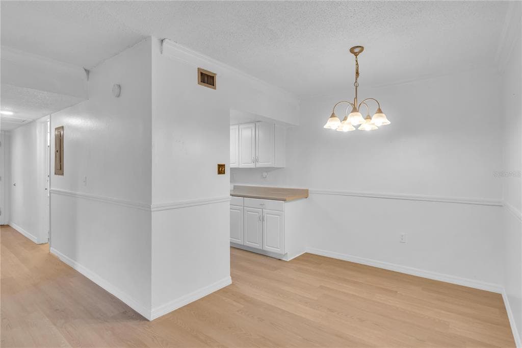 916 LAKE DESTINY ROAD E photo 2