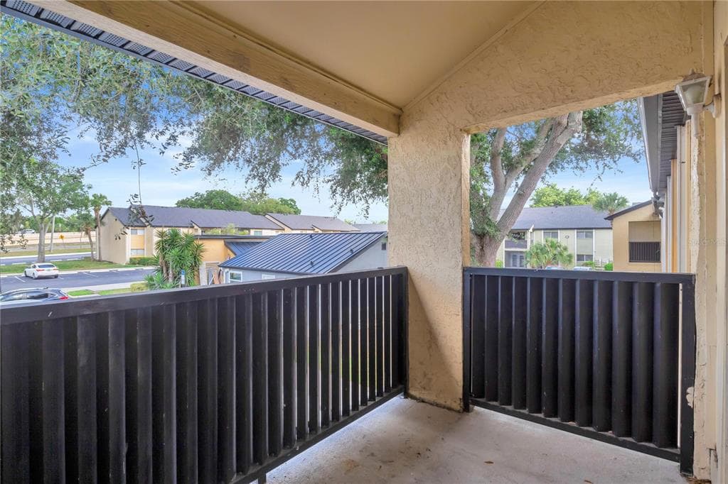 916 LAKE DESTINY ROAD E photo 12