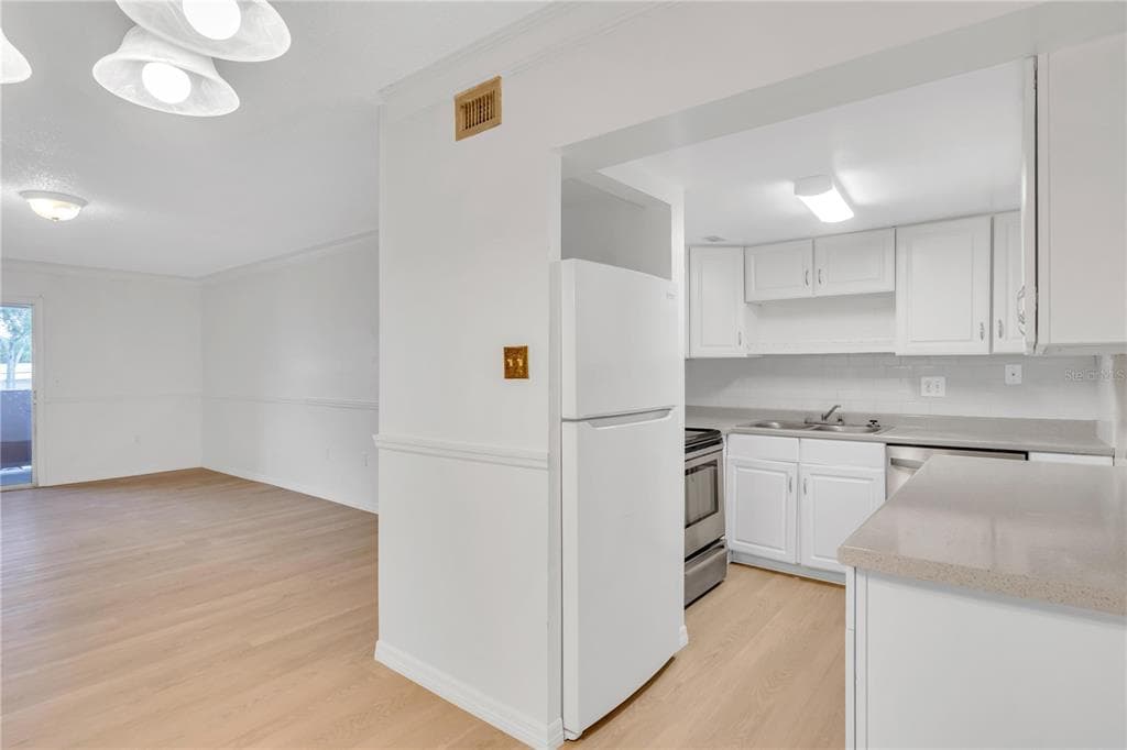 916 LAKE DESTINY ROAD E photo 3