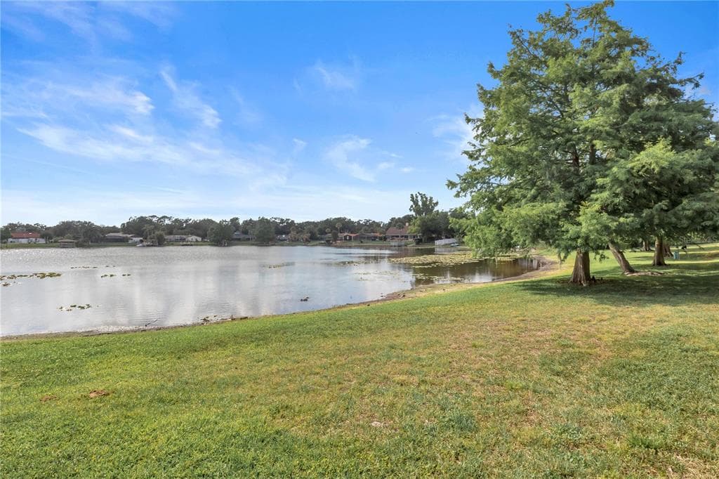 916 LAKE DESTINY ROAD E photo 11