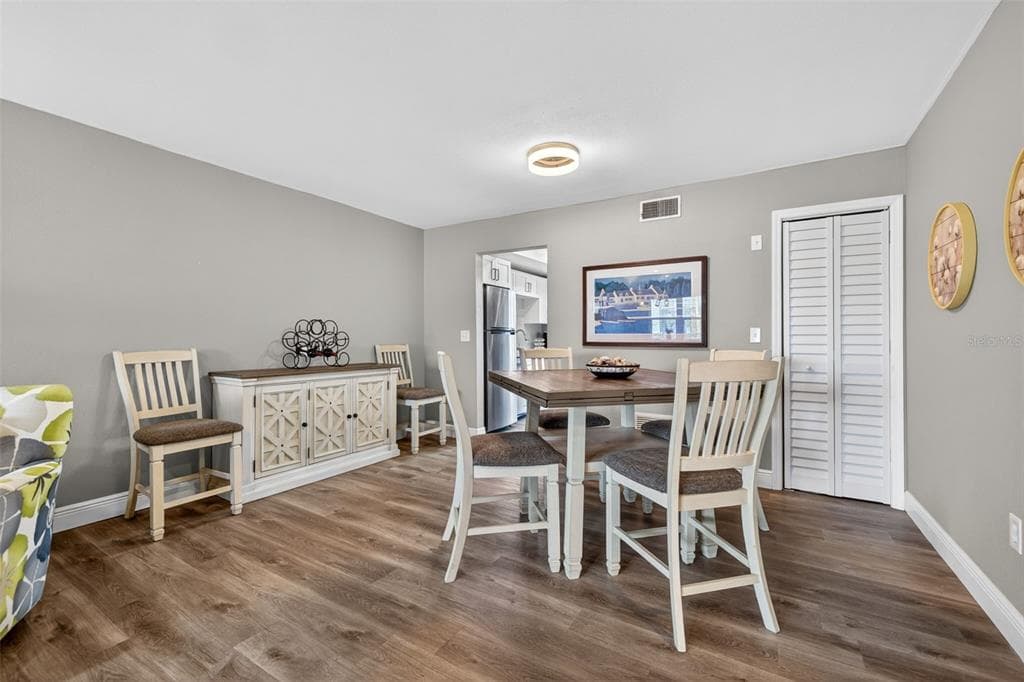 1893 SHORE DRIVE S 214 photo 6