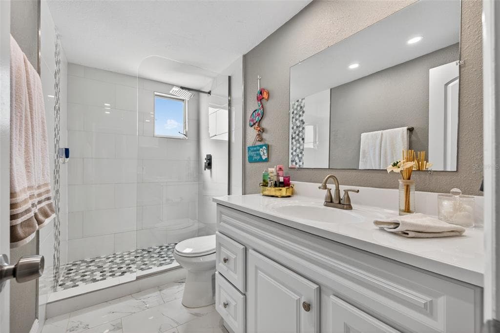 1893 SHORE DRIVE S 214 photo 20