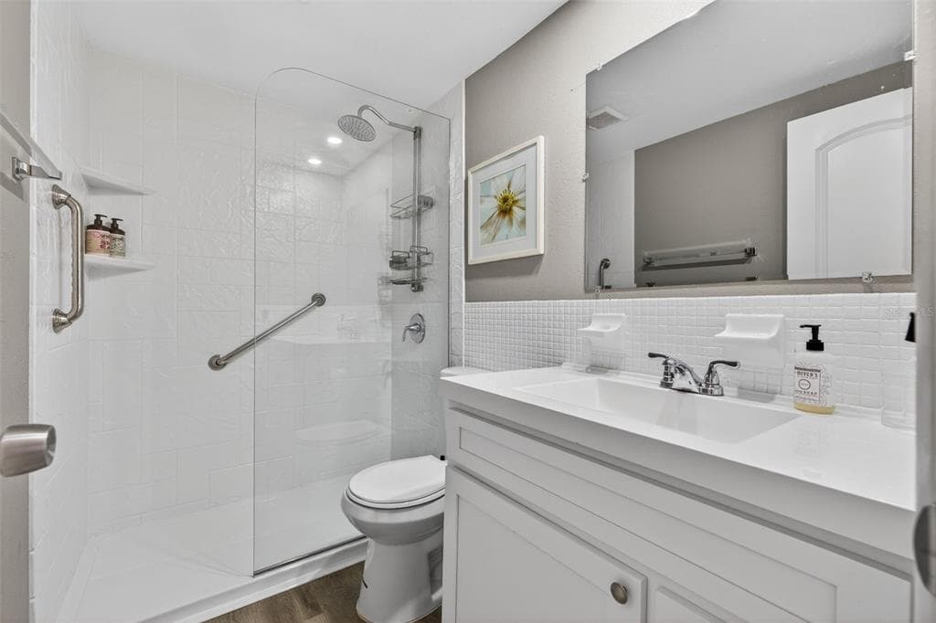 1893 SHORE DRIVE S 214 photo 19