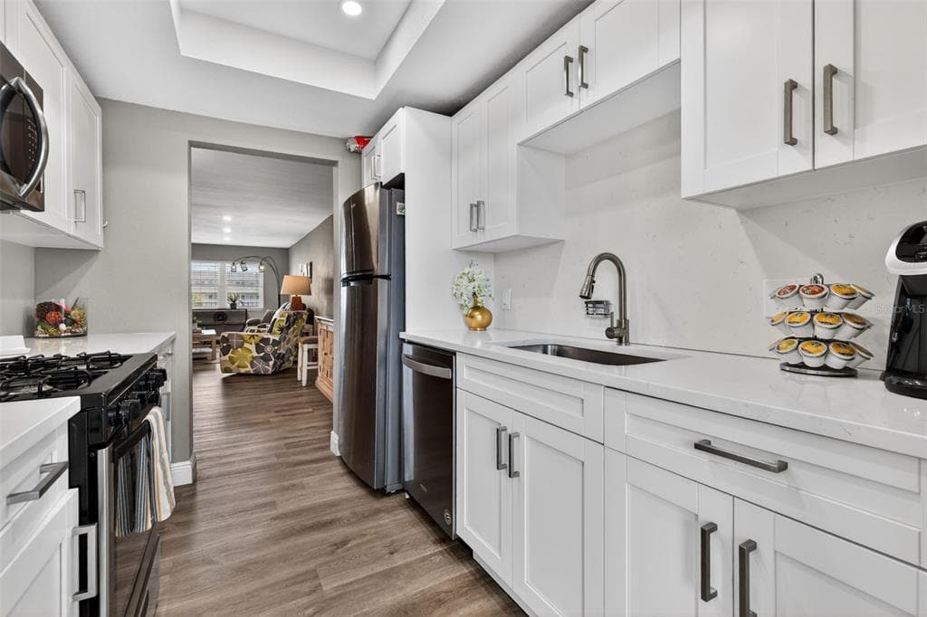 1893 SHORE DRIVE S 214 photo 8
