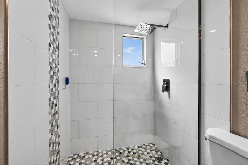 1893 SHORE DRIVE S 214 photo 21
