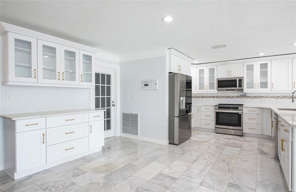 551 CRYSTAL DRIVE photo 23