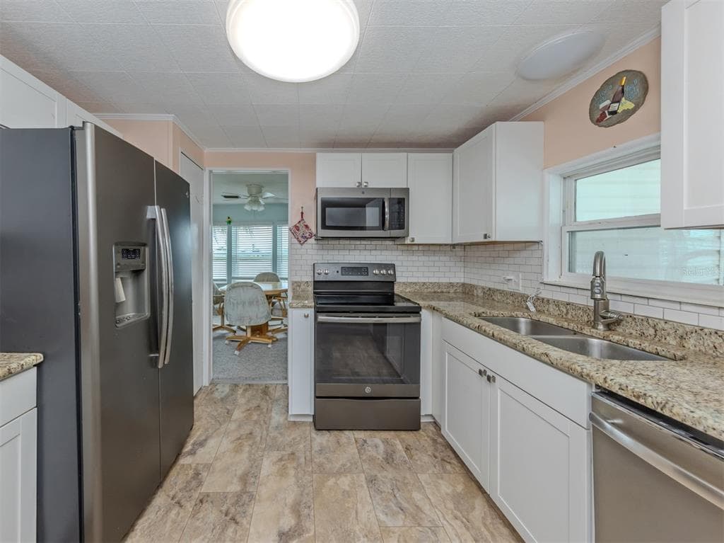 98 LAKEVIEW DRIVE photo 12