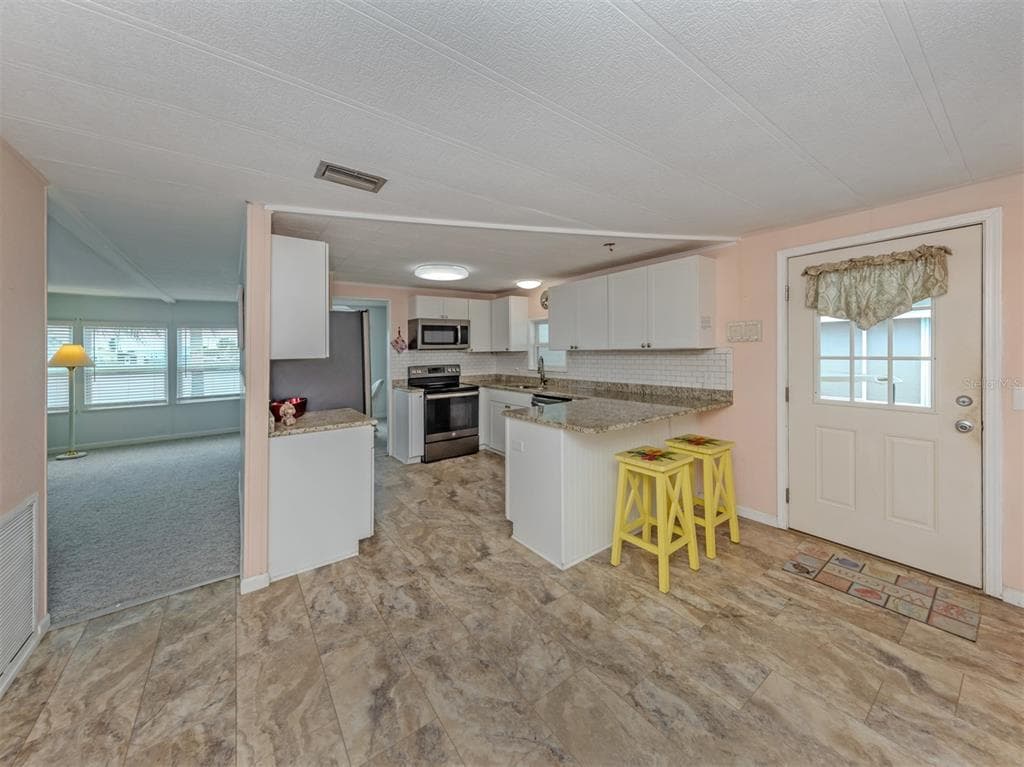 98 LAKEVIEW DRIVE photo 14