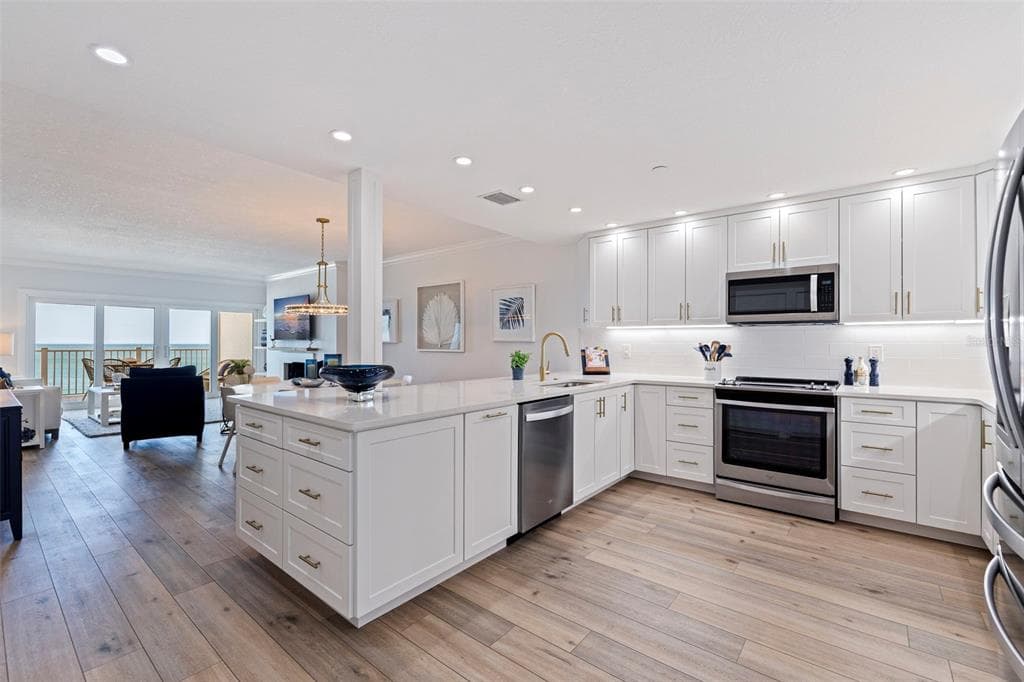 1586 GULF BOULEVARD 2501 photo 3