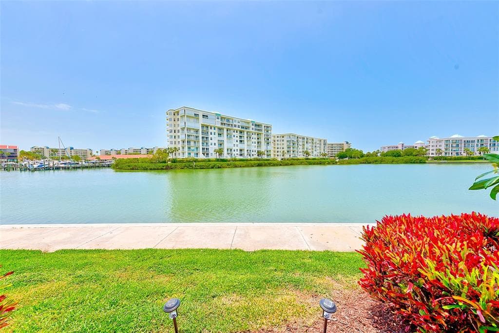 7930 SUN ISLAND DRIVE S 101 photo 22