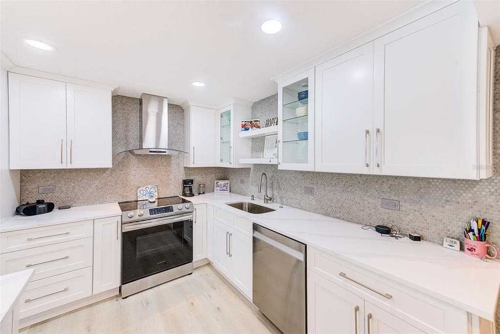 7930 SUN ISLAND DRIVE S 101 photo 10