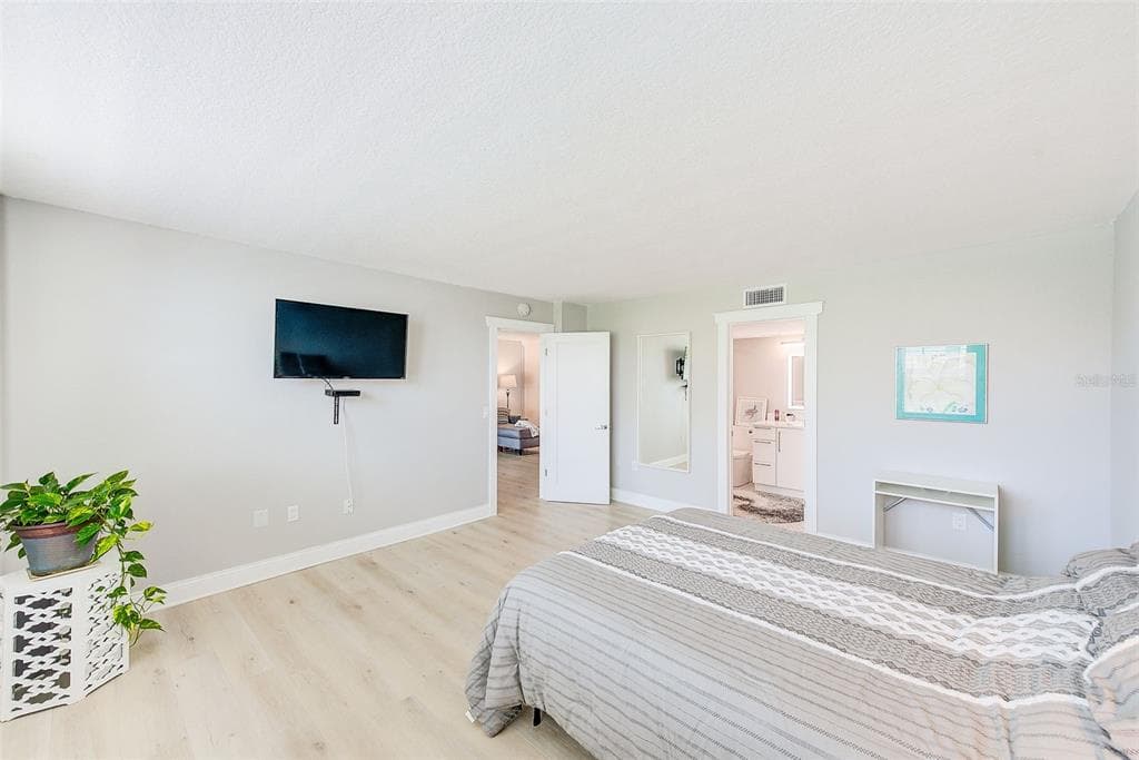 7930 SUN ISLAND DRIVE S 101 photo 18