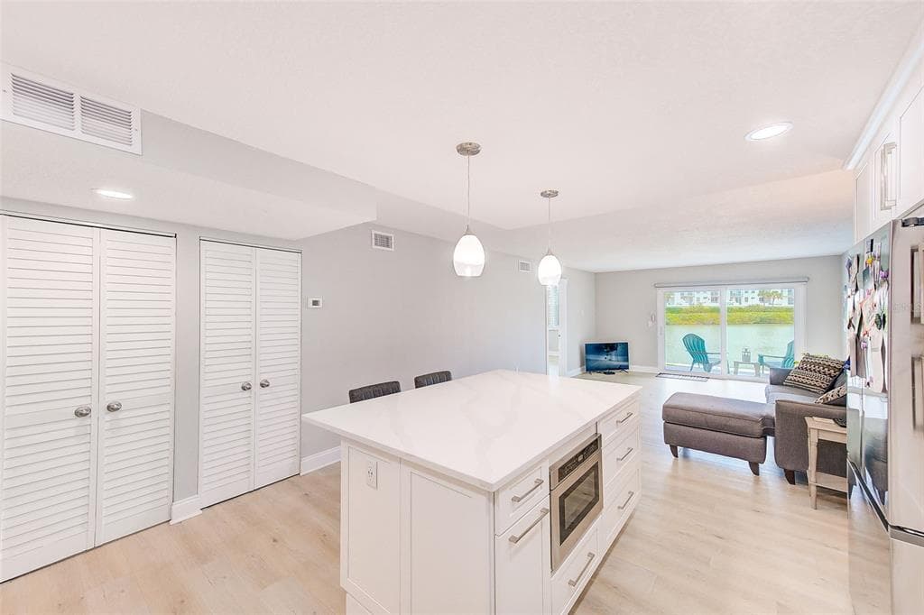 7930 SUN ISLAND DRIVE S 101 photo 8