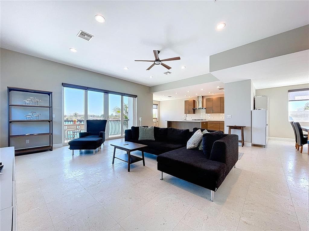 306 BAY PLZ photo 6