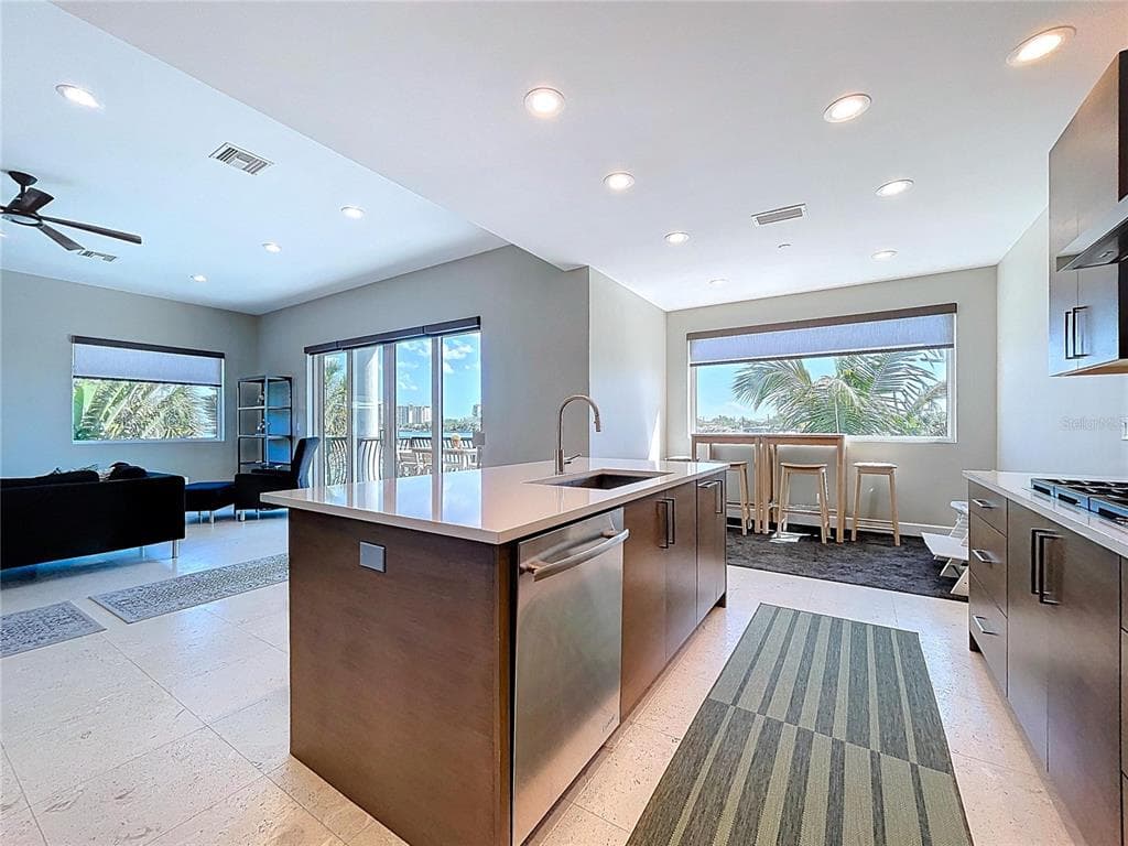 306 BAY PLZ photo 17