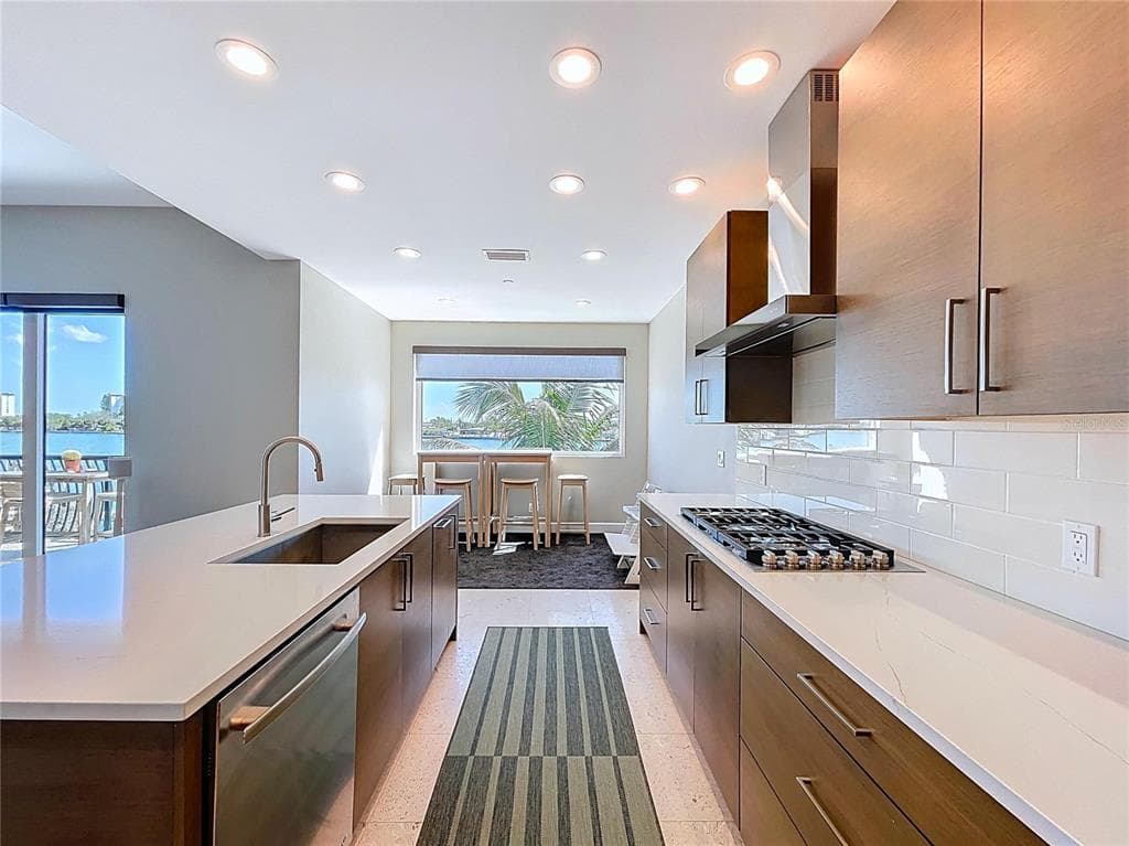 306 BAY PLZ photo 20