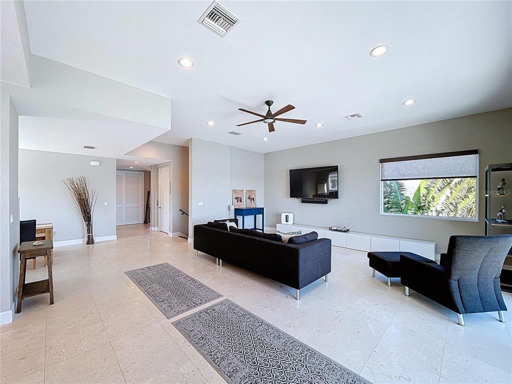 306 BAY PLZ photo 10
