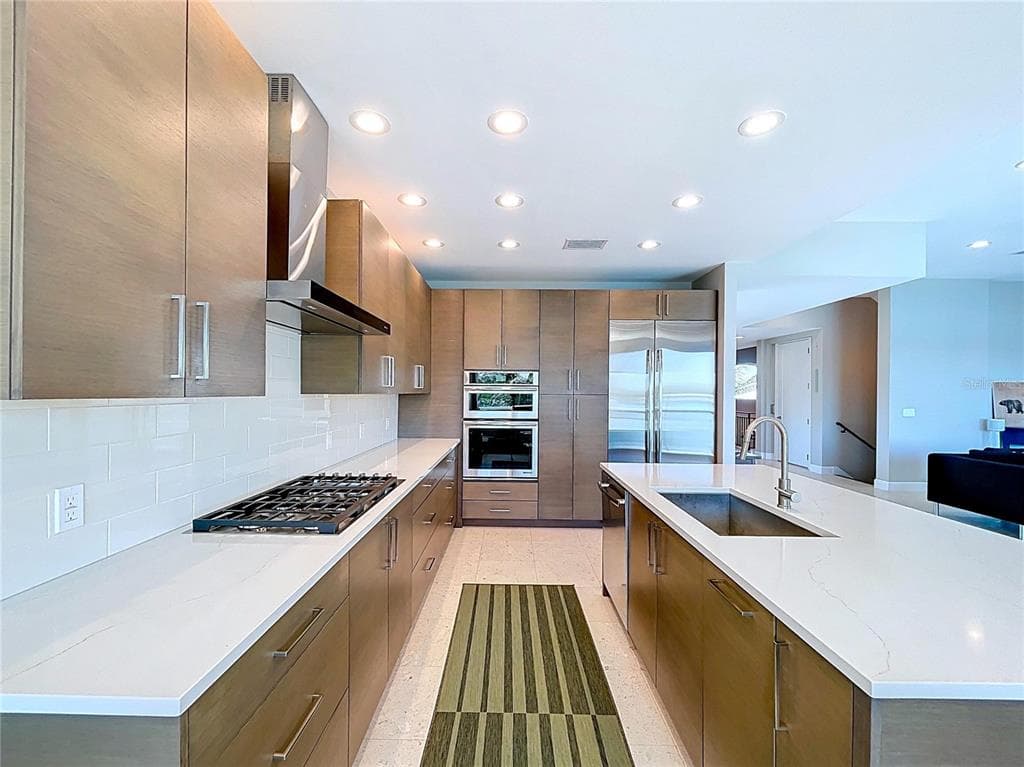 306 BAY PLZ photo 18