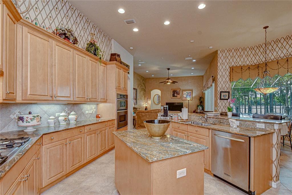 20915 LAKE VIENNA DRIVE photo 12
