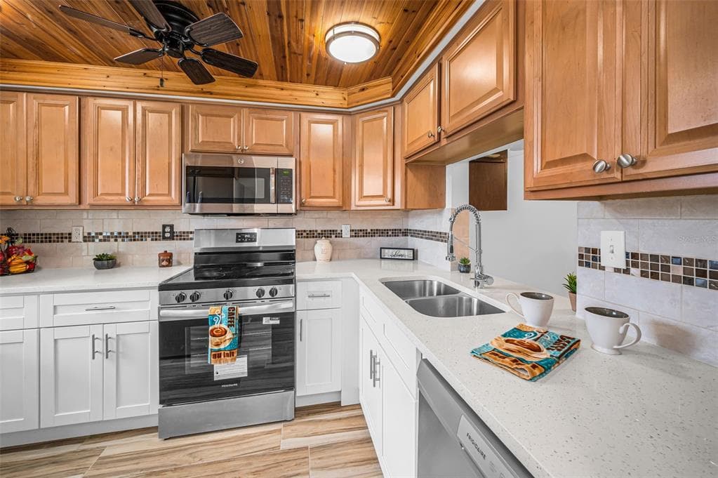 4200 HAMPTON DRIVE photo 22