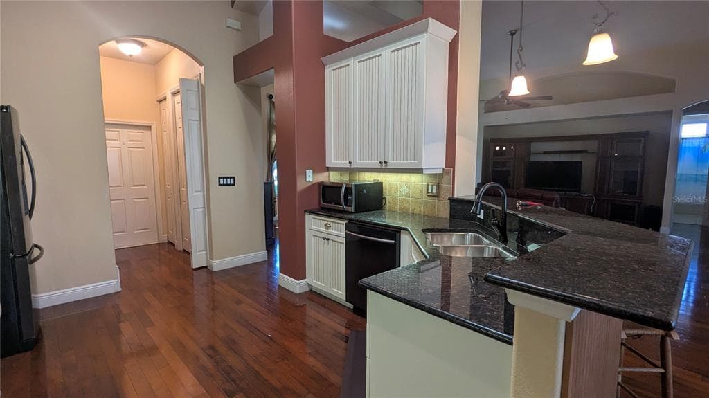 112 HALLSTROM COURT photo 7