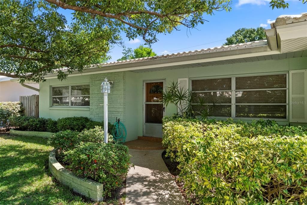 1413 EMBASSY DRIVE photo 3