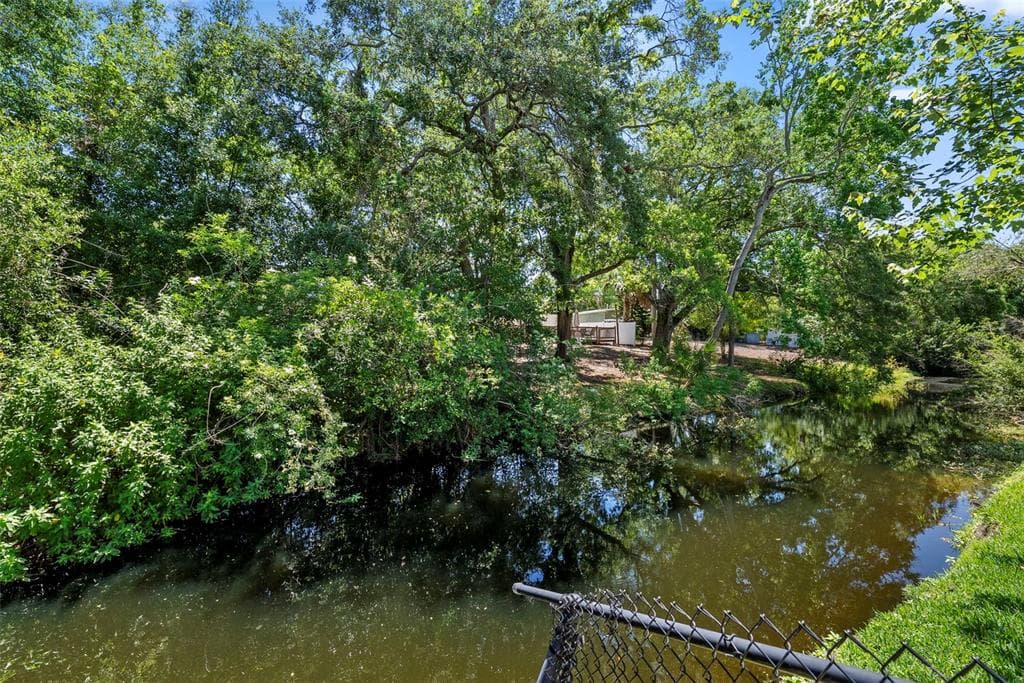 1413 EMBASSY DRIVE photo 18
