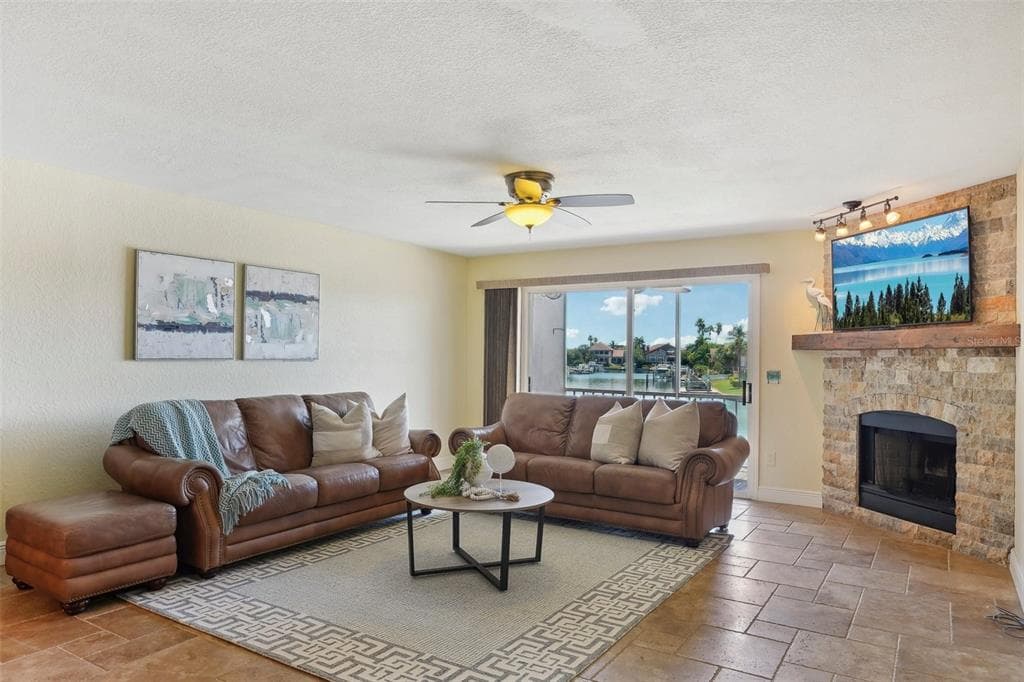 637 PINELLAS BAYWAY #105 5