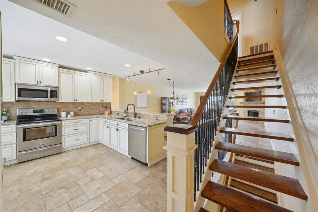 637 PINELLAS BAYWAY 105 photo 14