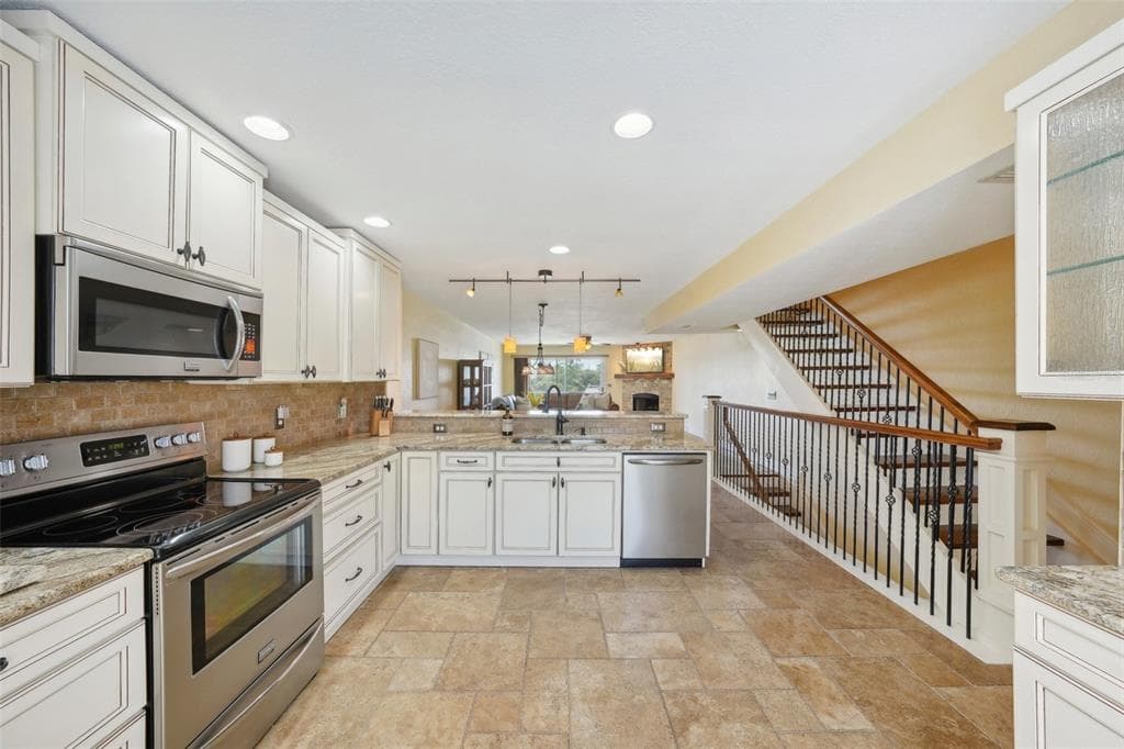 637 PINELLAS BAYWAY 105 photo 15