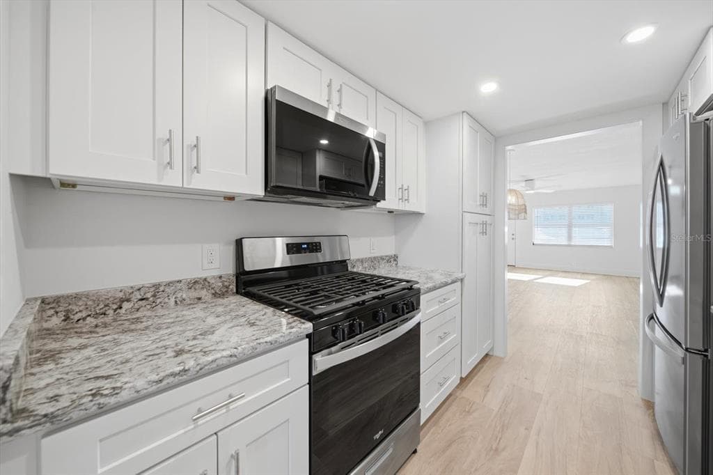 1868 SHORE DRIVE S 104 photo 6