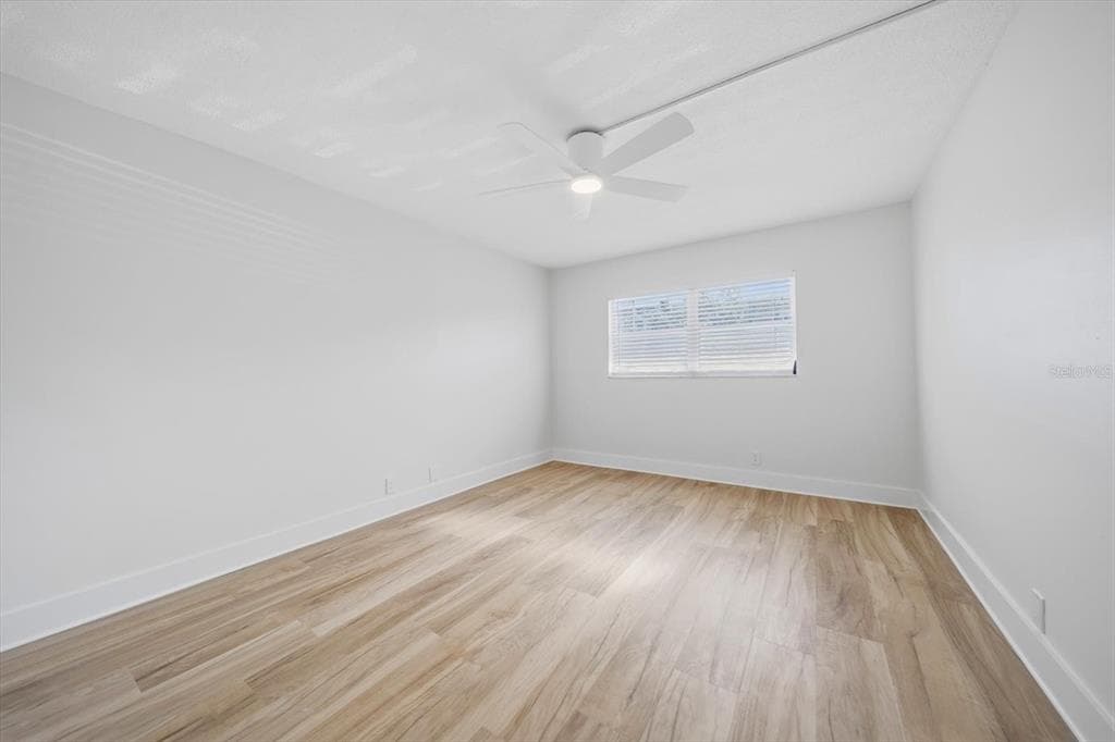 1868 SHORE DRIVE S 104 photo 17