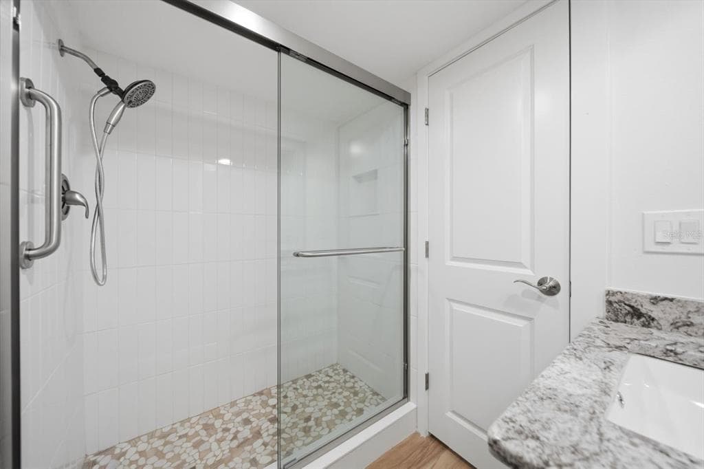 1868 SHORE DRIVE S 104 photo 12