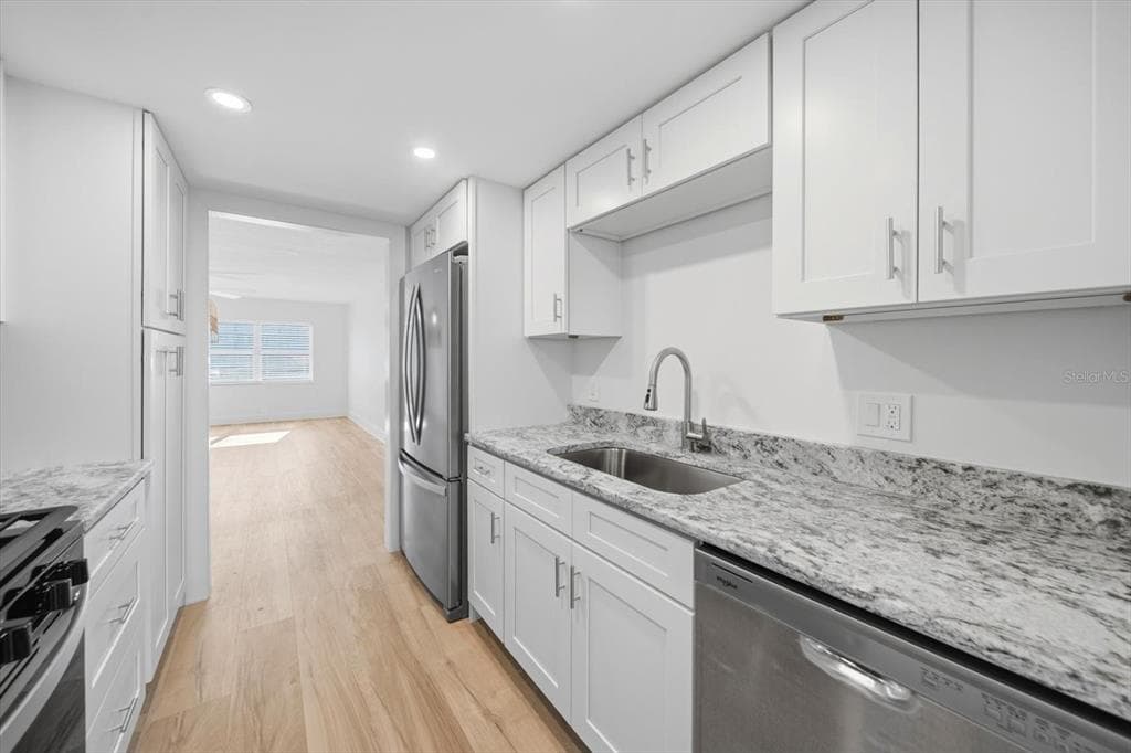 1868 SHORE DRIVE S 104 photo 7