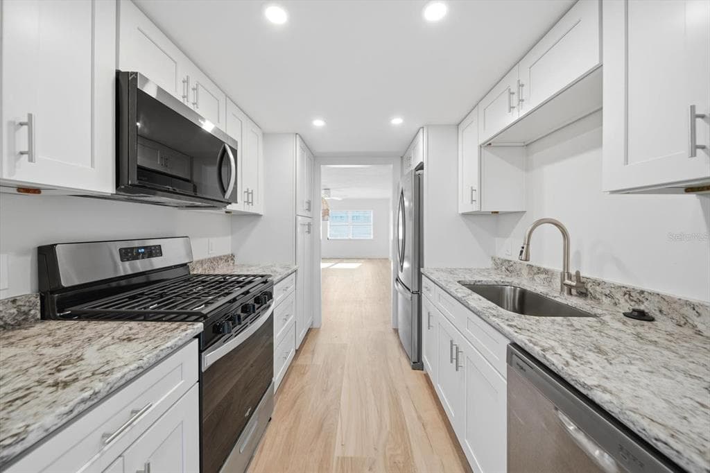 1868 SHORE DRIVE S 104 photo 5