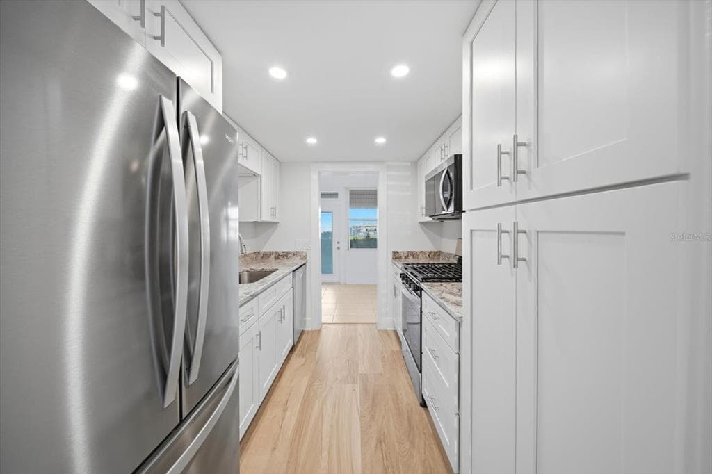 1868 SHORE DRIVE S 104 photo 9