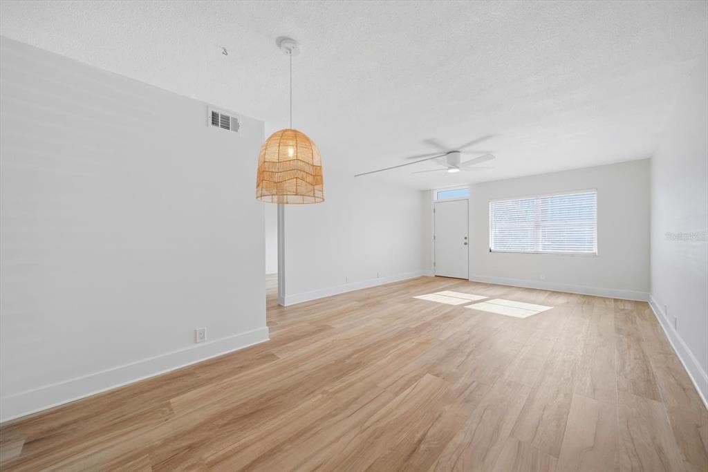 1868 SHORE DRIVE S 104 photo 10