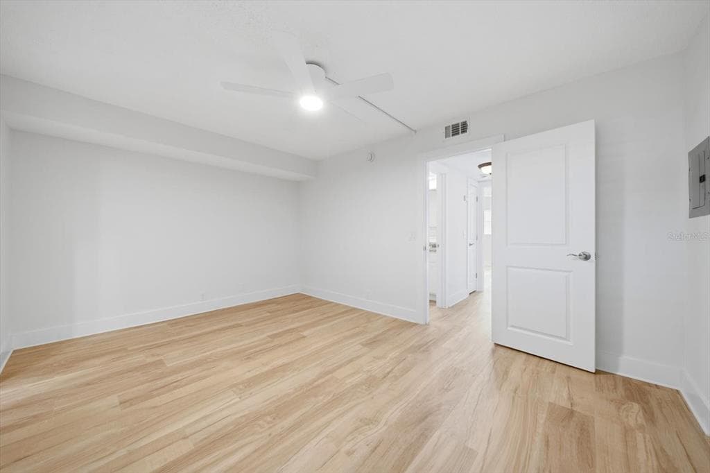 1868 SHORE DRIVE S 104 photo 14