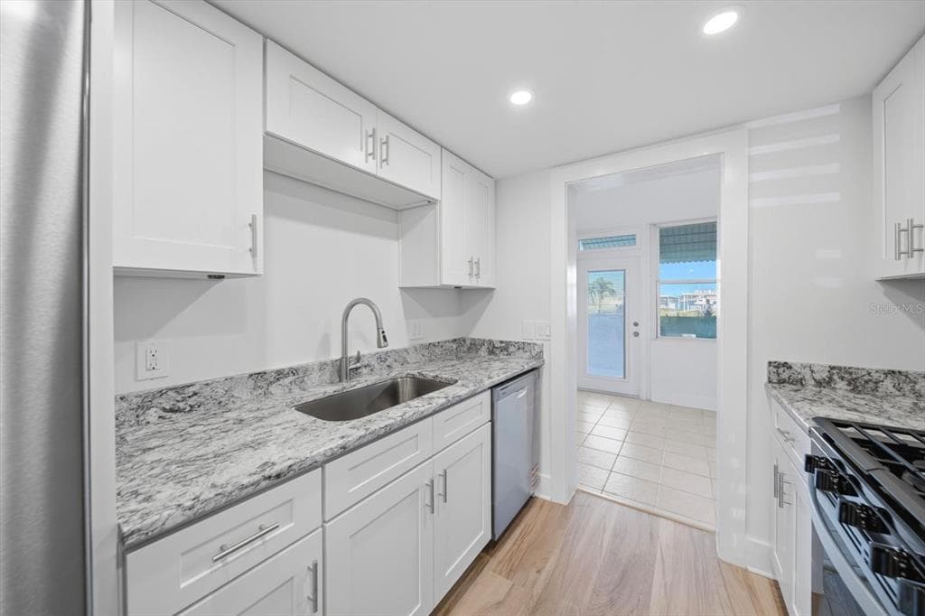 1868 SHORE DRIVE S 104 photo 8