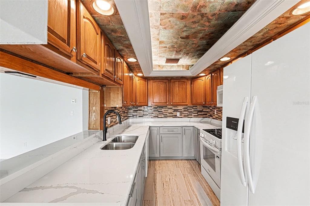 546 PLAZA SEVILLE COURT 85 photo 6