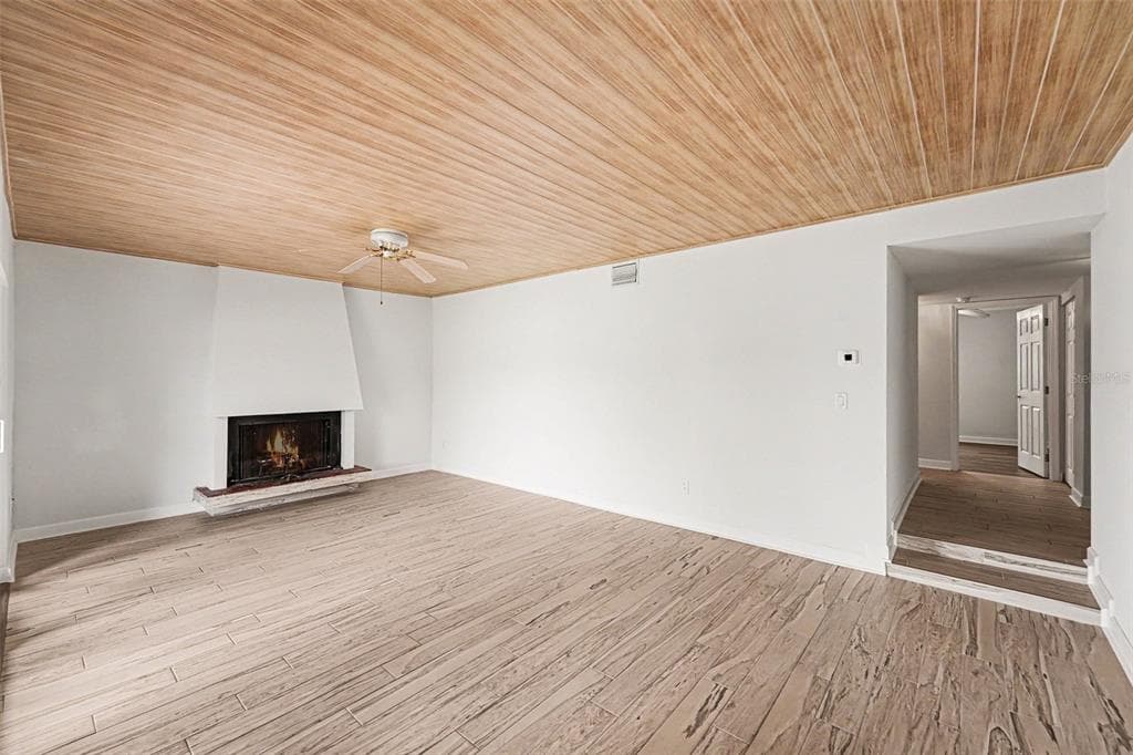 546 PLAZA SEVILLE COURT #85 3