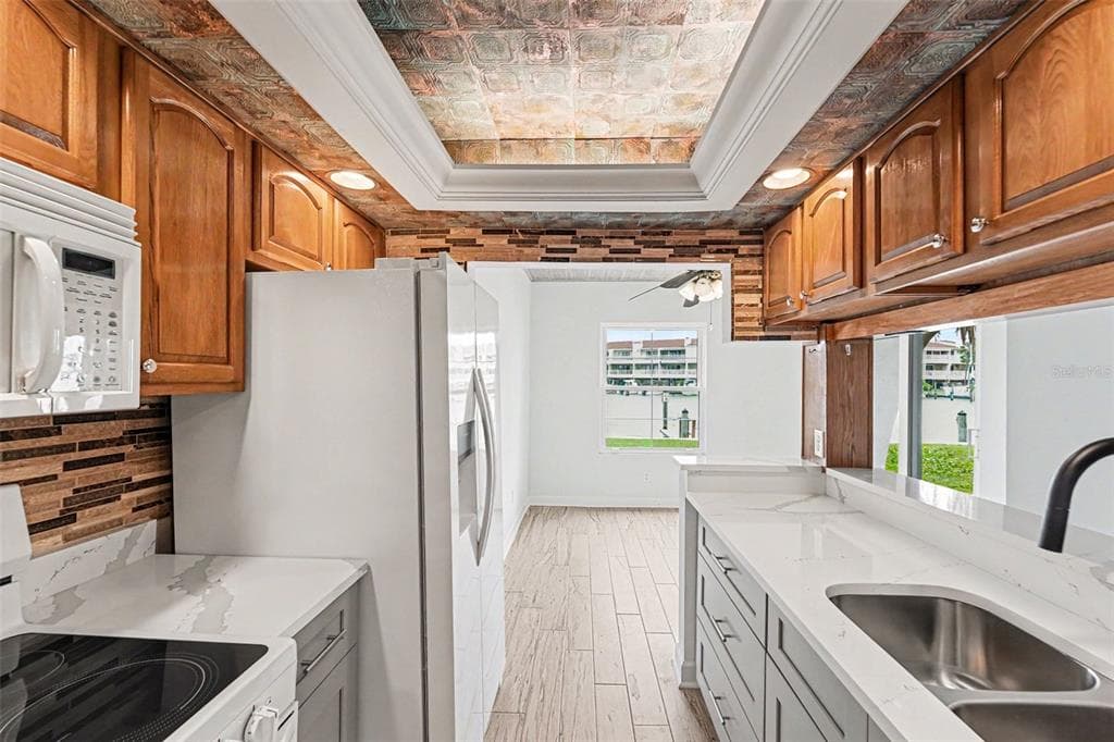 546 PLAZA SEVILLE COURT #85 5