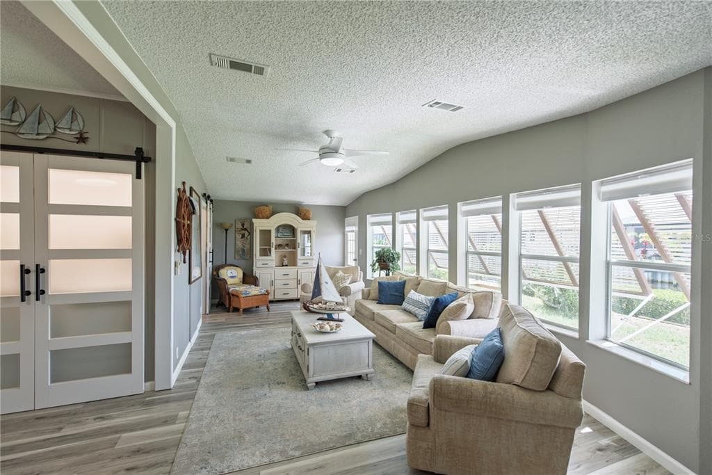 44 WINDMILL BOULEVARD photo 3